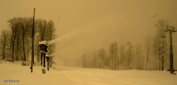 Снег и оснежение на горнолыжном курорте Роза Хутор, красная поляна 23 декабря 2014